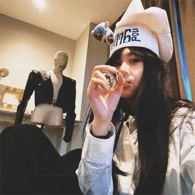 黑暗中的两个人